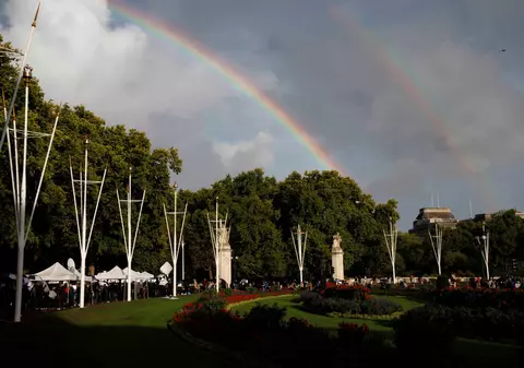 Curcubeu dublu deasupra Palatului Buckingham, după moartea Reginei Elisabeta a II-a
