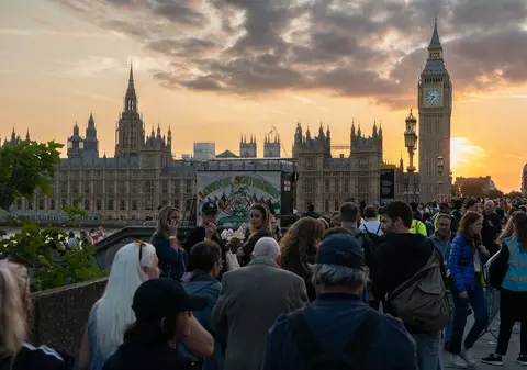 FOTO: Coadă de câțiva kilometri, în Londra, formată de britanicii care vor să-și aducă omagiile reginei