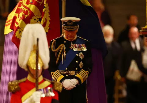 Moment solemn: regele Charles al III-lea și frații săi, la catafalcul reginei | VIDEO