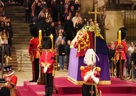 Incident la Westminster Hall. Bărbat reținut după ce a ieșit din rând și a atins sicriul reginei Elisabeta a II-a