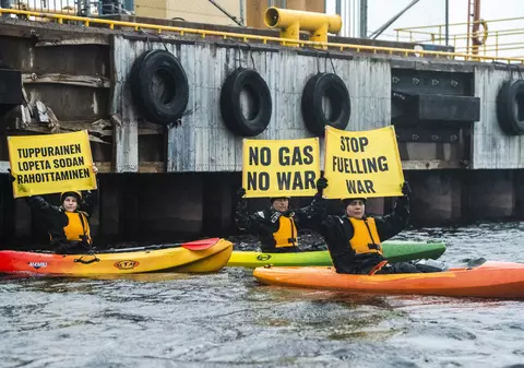 Activiștii Greenpeace au blocat, în Finlanda, un transport de gaz natural lichefiat din Rusia