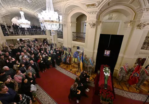 Balerinul ucrainean Oleksandr Șapoval, ucis în luptele din Donbas, înmormântat în aplauzele a sute de oameni, la Kiev