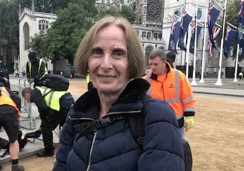 Mărturia ultimei persoane care i-a adus un omagiu reginei Elisabeta a II-a la Westminster Hall: "Un adevărat privilegiu"