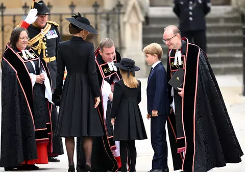 Prințul George și Prințesa Charlotte participă la slujba de înmormântare a reginei Elisabeta a II-a