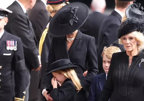 Prințesa Charlotte și prințul George au plâns la funeraliile reginei Elisabeta a II-a