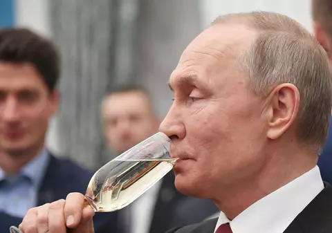 Oamenii din anturajul lui Putin beau tot mai mult alcool, ceea ce-l îngrijorează pe președintele Rusiei, scrie site-ul rusesc Meduza