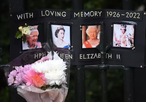 Numărul vizionărilor serialului „The Crown” a crescut cu 800% în Marea Britanie, după moartea reginei Elisabeta a II-a