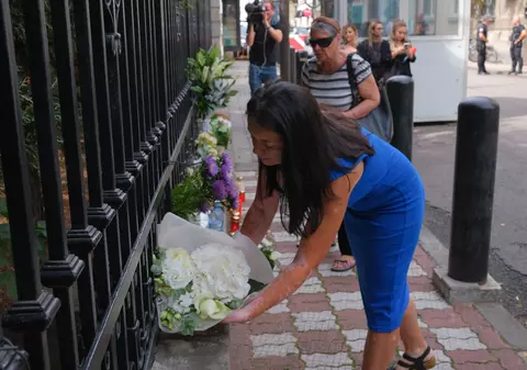 Regina Elisabeta a II-a, omagiată de români la Ambasada Marii Britanii la București. Steagul, coborât în bernă