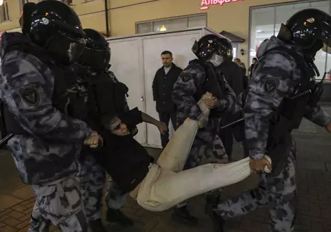 Un rus arestat la manifestațiile antirăzboi a primit la secția de poliție un ordin de încorporare în armată