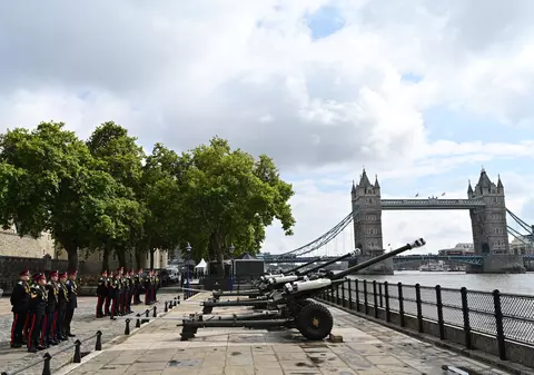 96 de salve de tun în memoria reginei. Imagini de la Londra