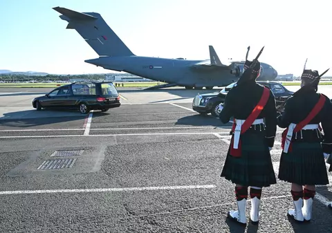 Ultima călătorie cu avionul a reginei Elisabeta a II-a a fost cel mai urmărit zbor din istorie