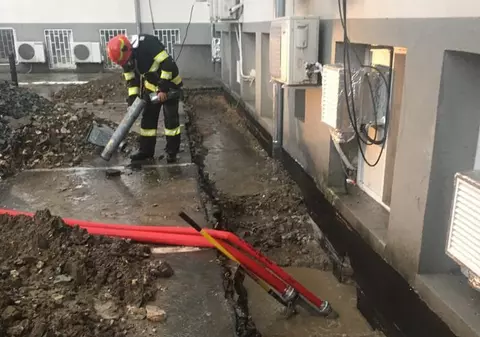 Efectele ploilor torențiale la Constanța. Molozul de la Spitalul de Boli Infecţioase, aproape să ajungă în subsol