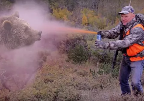 Ce spray împotriva urșilor este bine să ai când mergi pe munte