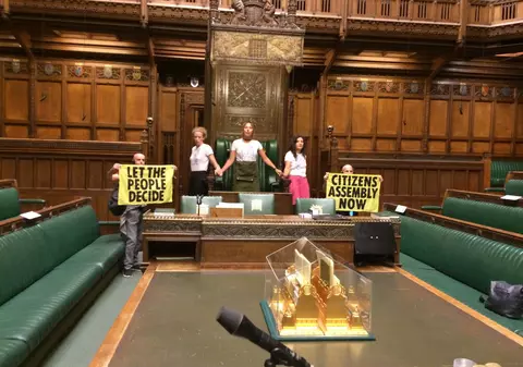 Activiștii de mediu au pătruns în Camera Comunelor din Parlamentul britanic. Aceștia și-au lipit mâinile de scaunul președintelui Camerei, în semn de protest
