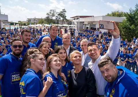 Tinerii liberali, petrecere cu înjurături la adresa PSD, la Școala de Vară. Reacția social-democraților