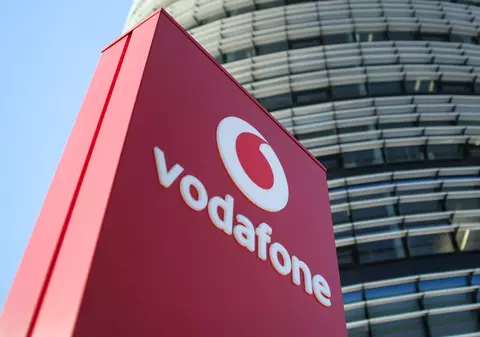 Vodafone România își anunță clienții că majorează tarifele la abonamente și servicii de la 1 octombrie. Compania dă vina pe creșterea prețurilor la energie și carburanți