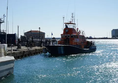 Tensiuni între Grecia și Turcia după ce garda de coastă elenă a tras focuri de avertisment către o navă