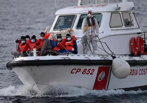 Cel puțin 11 migranți au murit după ce barca lor s-a scufundat în Marea Mediterană. 12 persoane sunt date dispărute