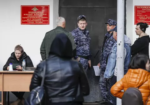 Un rus a încercat să dea foc biroului militar de înregistrare și înrolare din Novosibirsk, aruncând cocktailuri Molotov