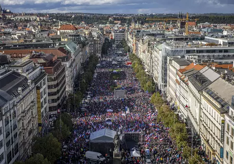 Proteste la Praga. Zeci de mii de oameni care cred că guvernul lor greșește când sprijină măsurile UE împotriva Rusiei au ieșit în stradă