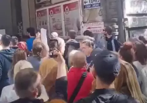 „Vrem securitate, nu frică!”. Proteste la Belgrad, după ce un tabloid a publicat un interviu cu un agresor sexual eliberat din închisoare