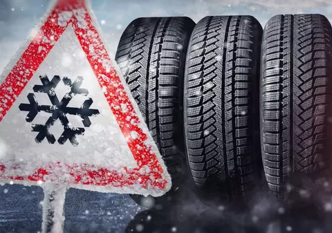 Când trebuie montate anvelopele de iarnă. Ce riști dacă circuli cu mașina neechipată de iarnă