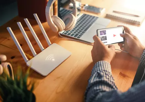 România, țara cu cea mai rapidă viteză la internet din Europa de Est, are cei mai mulți cetățeni din UE care nu-și permit o astfel de conexiune