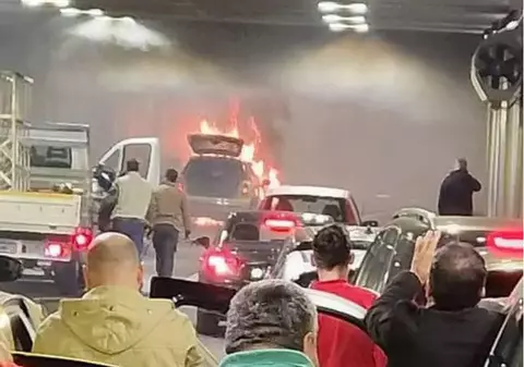 Imagini de la incendiul din Pasajul Unirii, unde o mașină a luat foc