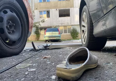 24 de apartamente și mai multe mașini, avariate în urma unei explozii dintr-un bloc din Brașov. 40 de oameni au fost evacuați