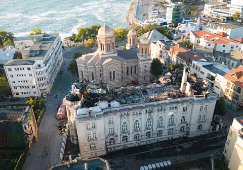 Cum arată Arhiepiscopia Tomisului după ce a luat foc de la o lumânare uitată aprinsă. Mansarda a ars în întregime