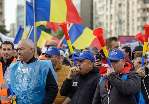 Protest în fața Guvernului. Peste 2.000 de oameni la „marșul anti-sărăcire”. VIDEO