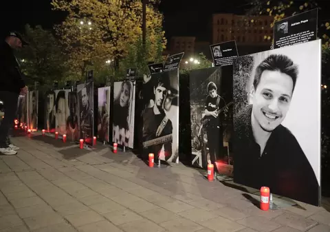 Marș în memoria victimelor de la Colectiv. Fotografiile tinerilor care au murit au fost așezate în fața Parchetului
