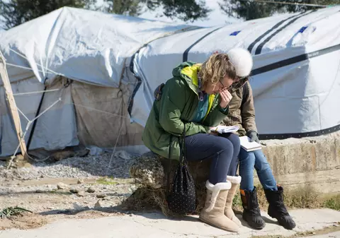 Regizorul român care și-a dus studenții din Los Angeles, „de la soare și latte”, în cea mai mare tabără de refugiați din Europa. „S-au maturizat mai rapid”