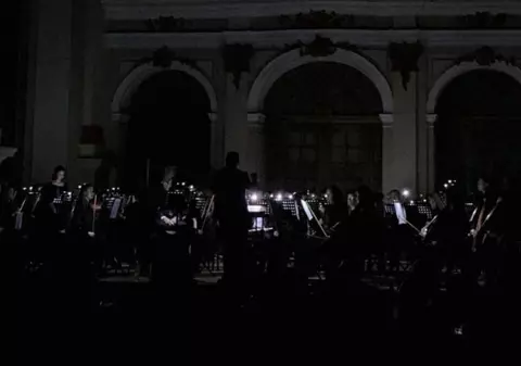 Orchestra a continuat concertul, deși afară se auzeau bombardamente, iar în interior s-a oprit lumina, la Liov