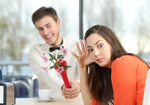 Întârzie, se plânge mult, comandă pentru tine sau mănâncă ceapă. 55 de lucruri care ar trebui să te facă să fugi de la prima întâlnire