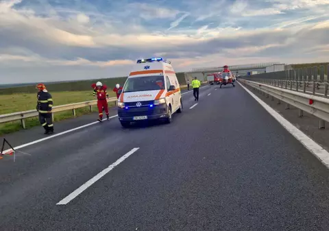 Accident pe Autostrada Bucureşti - Piteşti. Şoferul unui microbuz a pierdut controlul şi a lovit parapetul