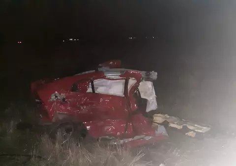 Mașină ruptă în două de un camion plin cu cartofi, în Prahova. Un tânăr de 25 de ani a murit pe loc