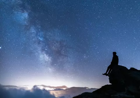 Ce înseamnă când te visezi căzând în gol