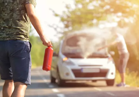 Ce să faci dacă îţi ia foc maşina. Cum trebuie să acţionezi