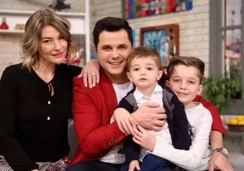 Cum se înțelege Cove cu cei doi băieți ai săi: „Mi se pare, totuși, oarecum trist în copilăria copiilor mei”