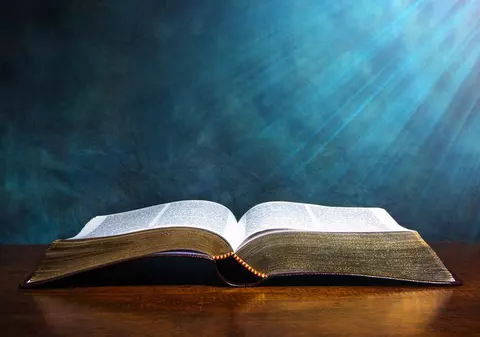 Cea mai mică Biblie din lume, expusă de marţi la o biserică din Sibiu