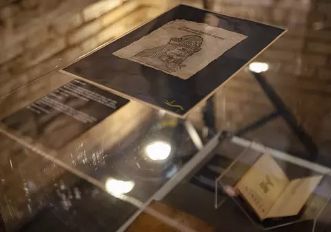 O expoziție care vă ajută să faceți diferența între naționalismul bățos și patriotismul temeinic