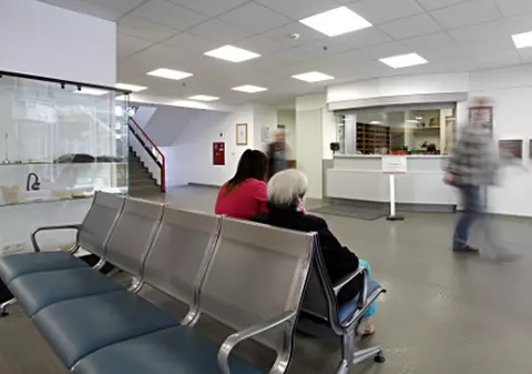 Bărbat deghizat în medic a agresat sexual pacienții unei clinici din Germania. Poliția i-a difuzat portretul-robot