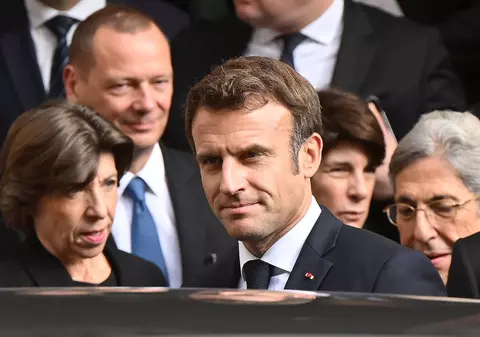 Macron promite că va crește vârsta de pensionare din Franța cu trei ani, în ciuda opoziției din stradă și din parlament