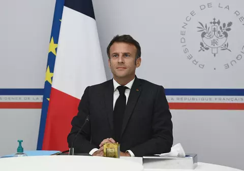 Macron le vorbește francezilor miercuri, după ce a forțat reforma pensiilor, provocând proteste și mai furioase