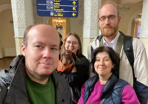 Un jurnalist al publicației independente Novaia Gazeta și un politician de opoziție din Rusia, dați în urmărire internațională