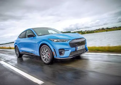 Pe scurt, până unde poate să ajungă o mașină electrică pe autostradă?