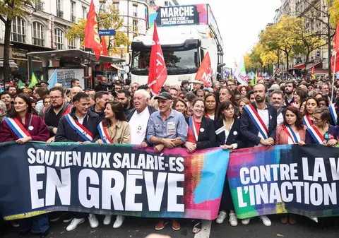 Tensiuni în creștere în Franța: guvernul lui Macron, în fața unui val de greve și proteste majore, pe fondul scumpirii vieții