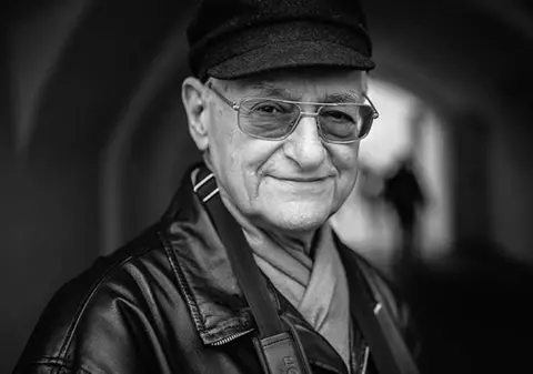 Fotograful Sibiului a murit după 60 de ani de presă: „Eu nu sunt un paparazzi. Dacă merg la plimbare pe o stradă și e o poartă de fier, iese un cap de floare, eu mă opresc și fac poze”