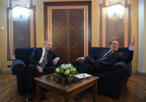 Sticlele de vodcă pe care Putin i le-a făcut cadou lui Berlusconi încalcă sancţiunile adoptate de UE împotriva Rusiei